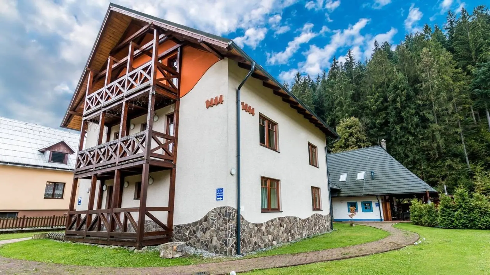 Penzión za vodou v Oščadnici – dom s drevenými balkónmi pod lesom